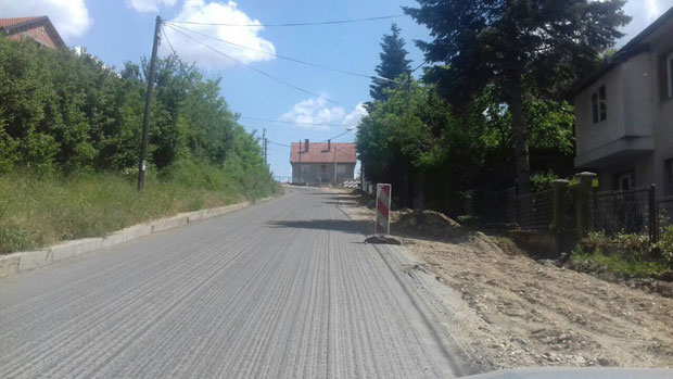 Камиони уништили асфалт у Врчину